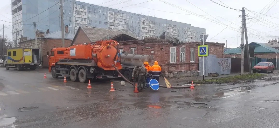 Специалисты Росводоканал Армавир устраняют порыв на сетях водоснабжения на пересечении улиц К. Либкнехта и Лермонтова  