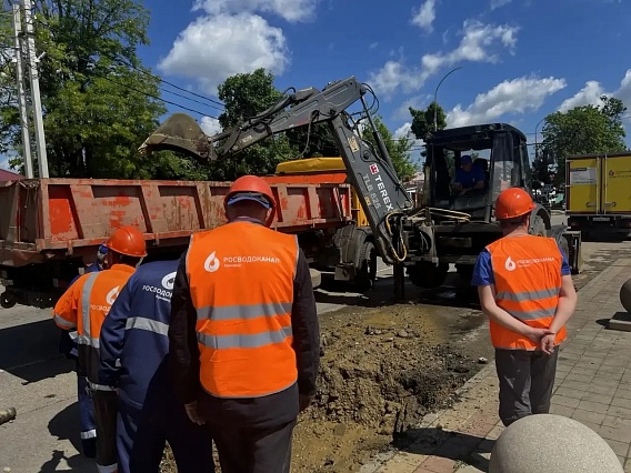 Специалисты Росводоканал Армавир отремонтировали водовод по ул. Пугачева