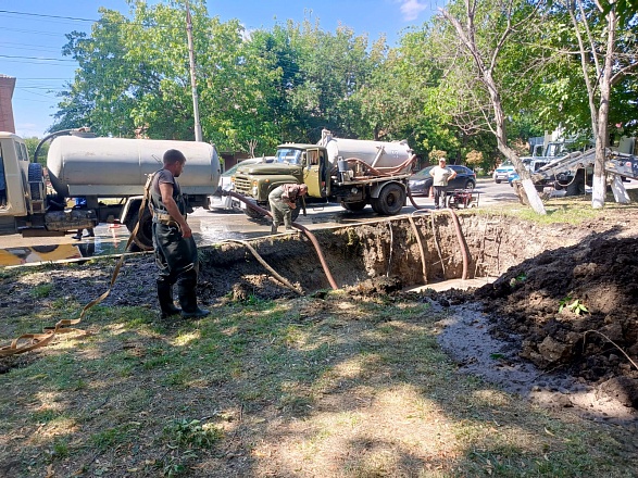 Специалисты Росводоканал Армавир устраняют порыв на пересечении улиц Ефремова и 30 лет Победы