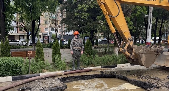 Специалисты Росводоканал Армавир отремонтировали водопровод в центре Армавира 