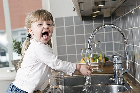 Какую воду лучше давать детям: кипяченую, фильтрованную, бутилированную?